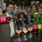 Alexander Ultes bereitet für Kunden den Sommercocktail BadenSprizz zu (Foto: Jan Bertram, Wein+Markt)